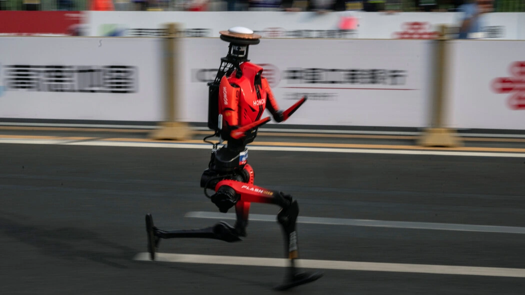 Chinese Robot “Lightning” Crushes Half Marathon: 7 Min Faster Than Human Record